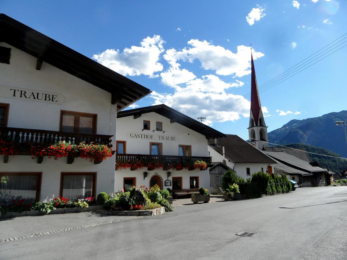 Gasthof Pension Traube Karres Exterior photo